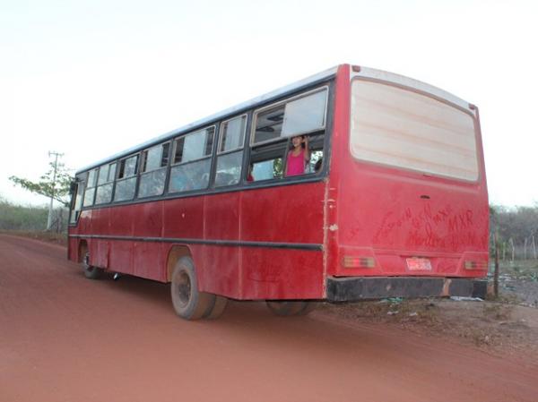 Ônibus irregulares fazem transporte de estudantes na cidade de Cocal