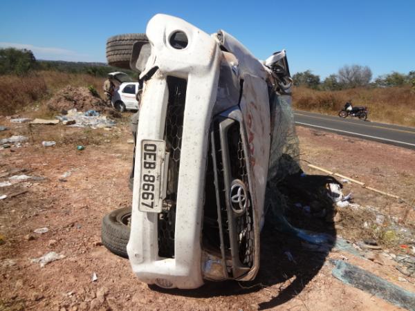 Ve&iacute;culo sai da pista e capota v&aacute;rias vezes em Floriano.(Imagem:FlorianoNews)