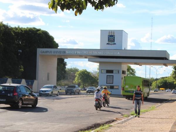 Terceirizados da UFPI denunciam novo atraso de salário e benefícios