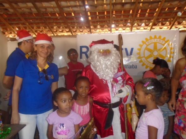 Crian&ccedil;as da localidade Tabuleiro do Mato recebem a visita do Papai Noel.(Imagem:FlorianoNews)