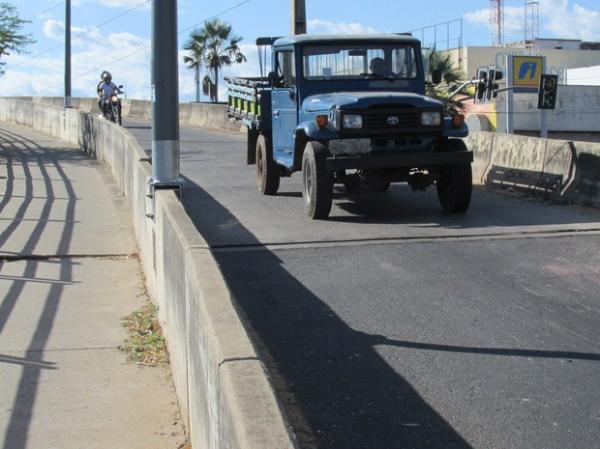 Desn&iacute;vel no asfalto denuncia falha estrutural na Ponte da Amizade.(Imagem:Carlienne Carpaso/G1)